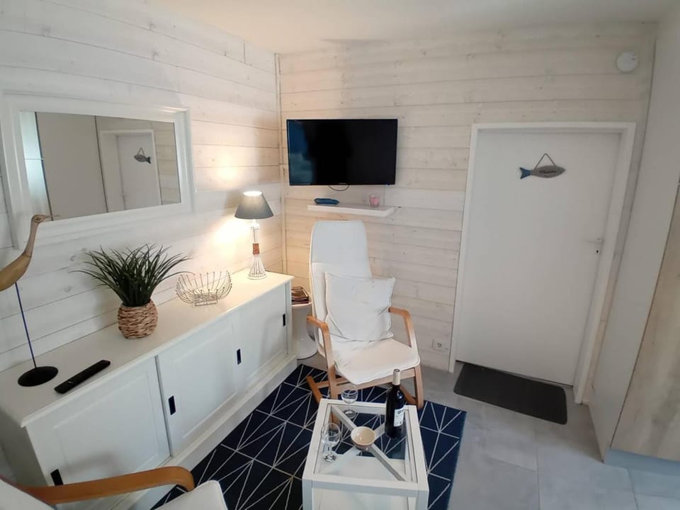 TV and multimedia, Living room, Decorative detail, Seating area, hair dresser