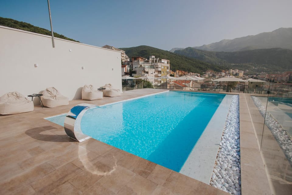 Stylish Urban Hideout - Free Pool & Breakfast Access Apartment in Budva