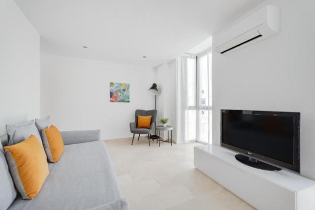 Communal lounge/ TV room, TV and multimedia, Living room, Seating area, Evening entertainment, air conditioner