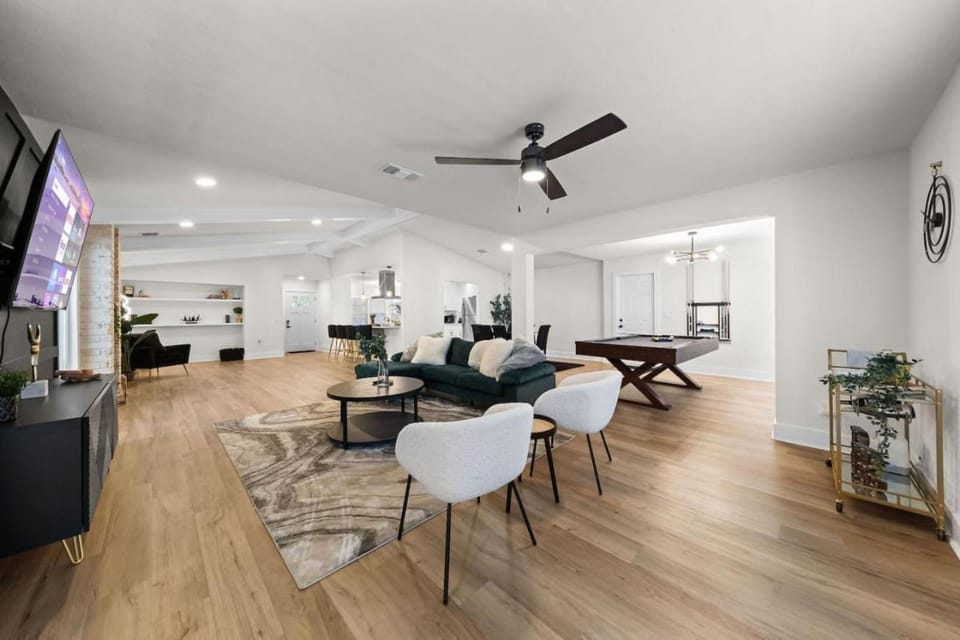 Spacious 6 Bed House near Airport, Pet-Friendly, Close to AFB House in San Antonio