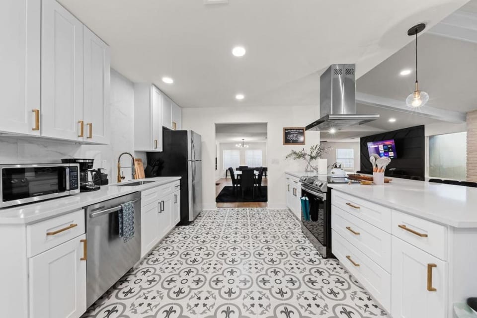 Spacious 6 Bed House near Airport, Pet-Friendly, Close to AFB House in San Antonio