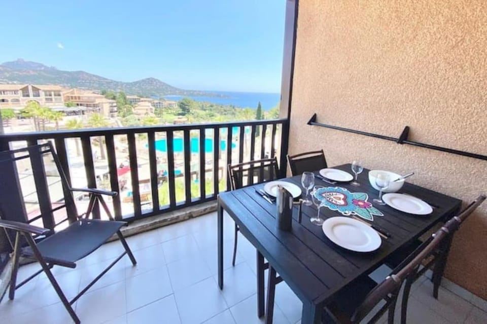 Appart Climatisé 4 prsn / Vue Piscine & Vue Mer Cap Esterel Apartment in Saint-Raphael
