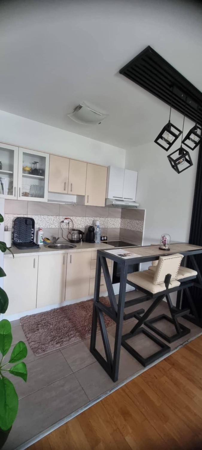 Kitchen or kitchenette, Dining area, minibar