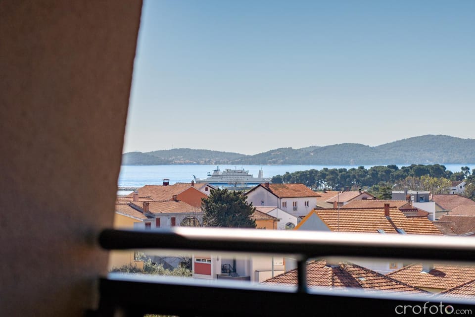View (from property/room), Balcony/Terrace, City view, Sea view