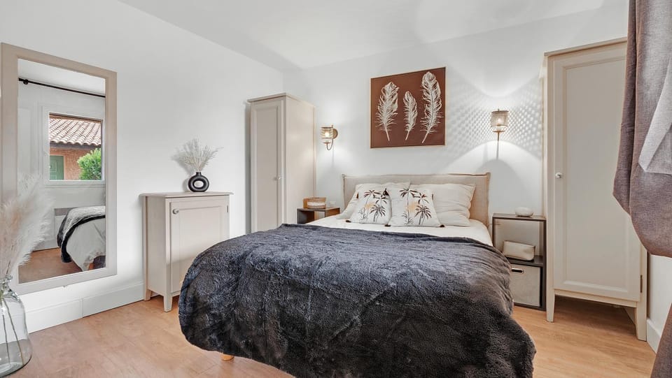 Bed, Photo of the whole room, Bedroom