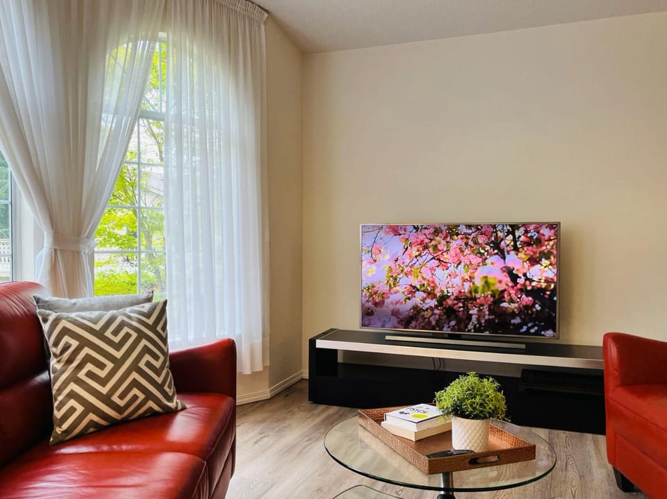 Beautiful home with one acre land for leisure time in Vancouver Island Villa in Nanaimo