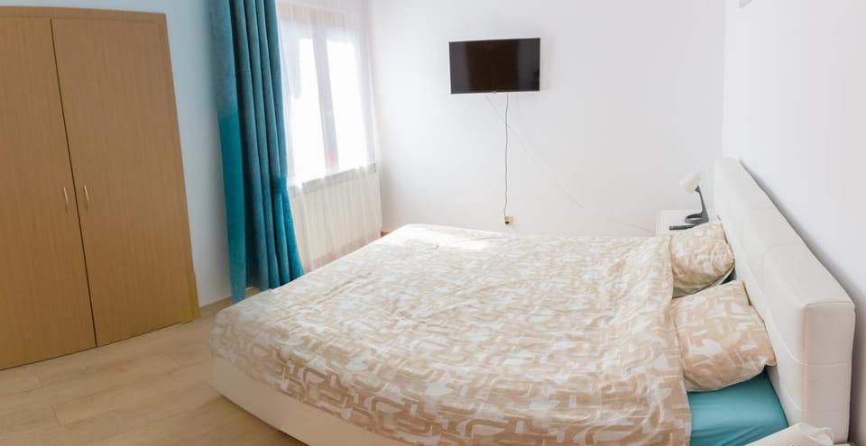 Bed, TV and multimedia, Photo of the whole room, Bedroom, wardrobe
