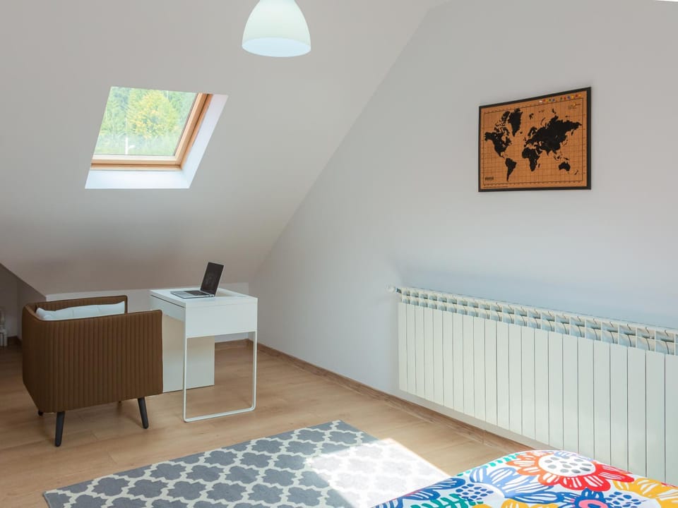 Photo of the whole room, Bedroom, internet