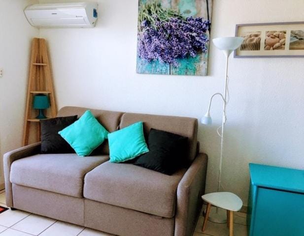 Seating area, air conditioner