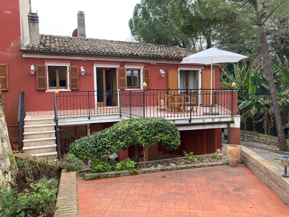 S332 – Sirolo, trilocale al piano terra con corte e posto auto Apartment in Sirolo