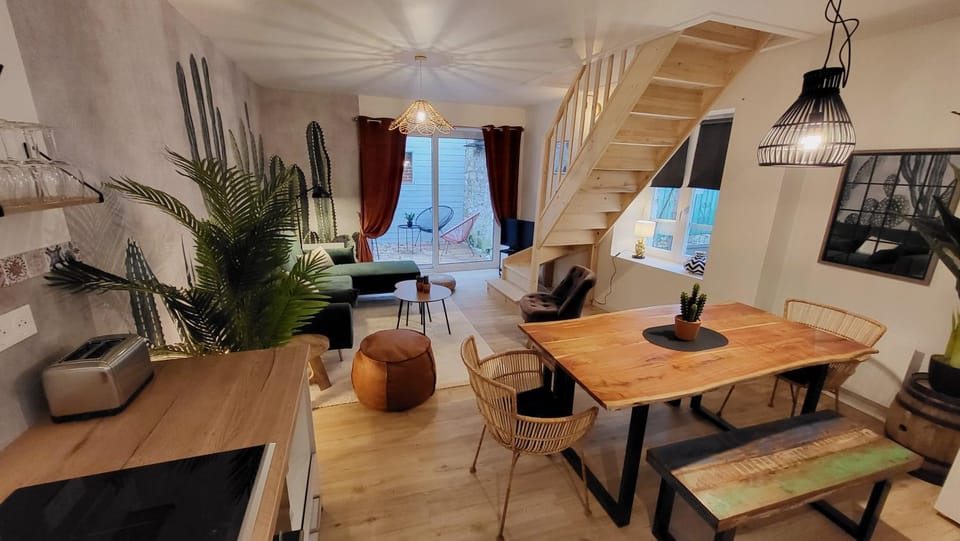 Living room, Seating area, Dining area