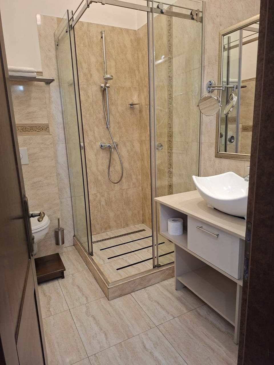Shower, Toilet, Bathroom, towels