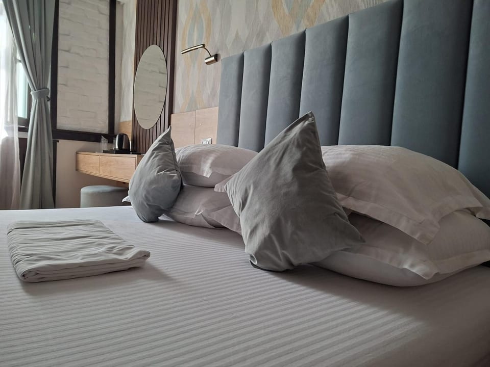 Bed, Photo of the whole room, Bedroom, towels