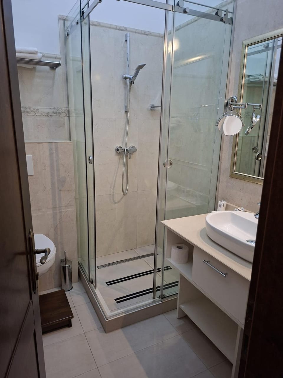 Shower, Toilet, Bathroom, towels
