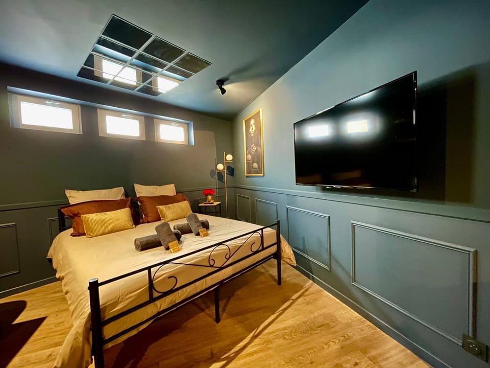 Bed, TV and multimedia, Bedroom
