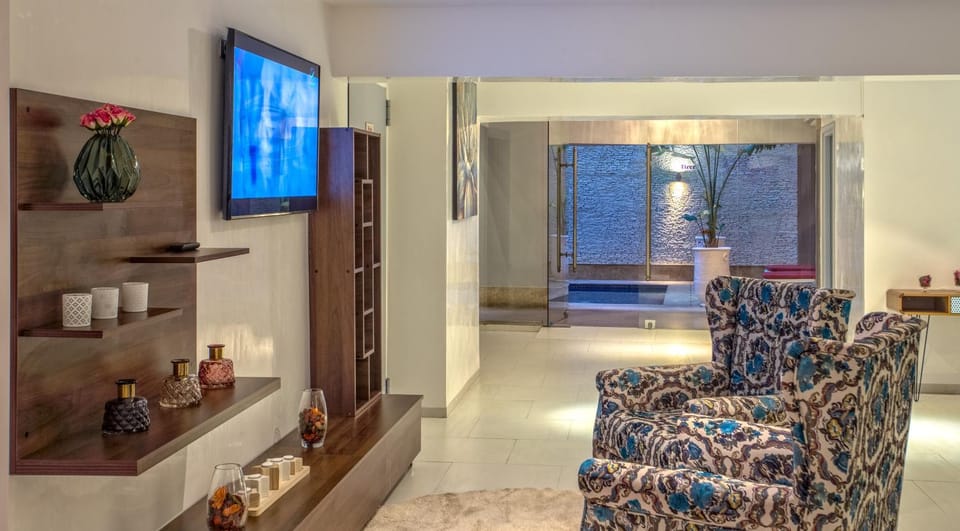 Communal lounge/ TV room