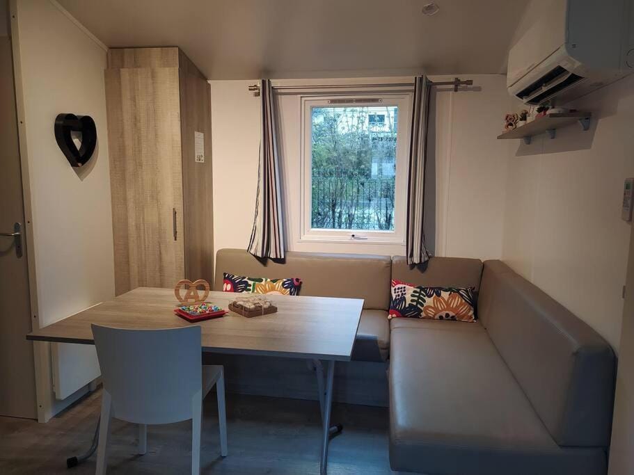 Seating area, Dining area