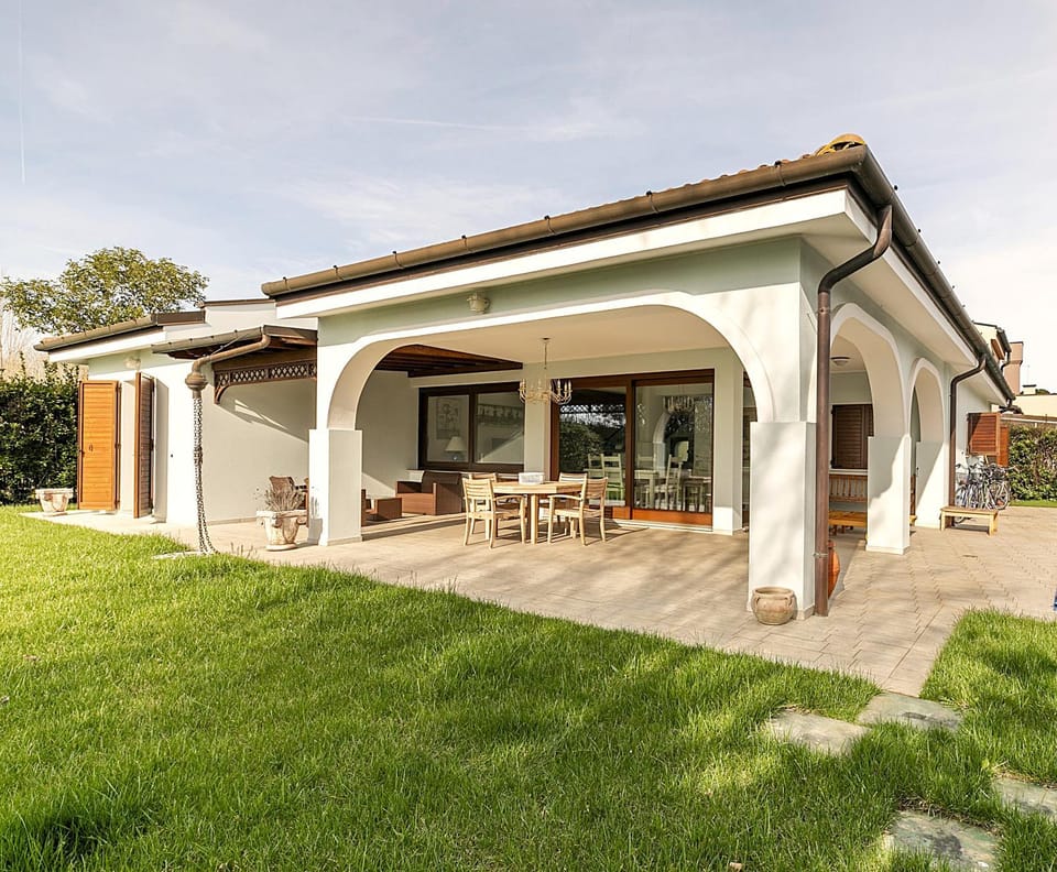 Property building, Patio, Garden, Dining area, Garden view