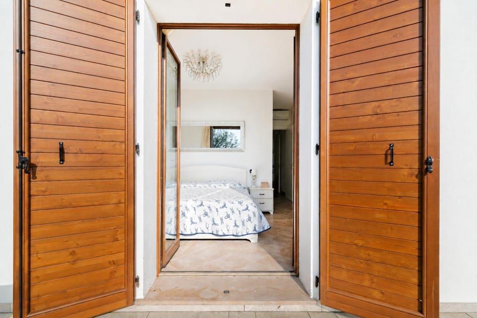 Property building, Bed, Bedroom
