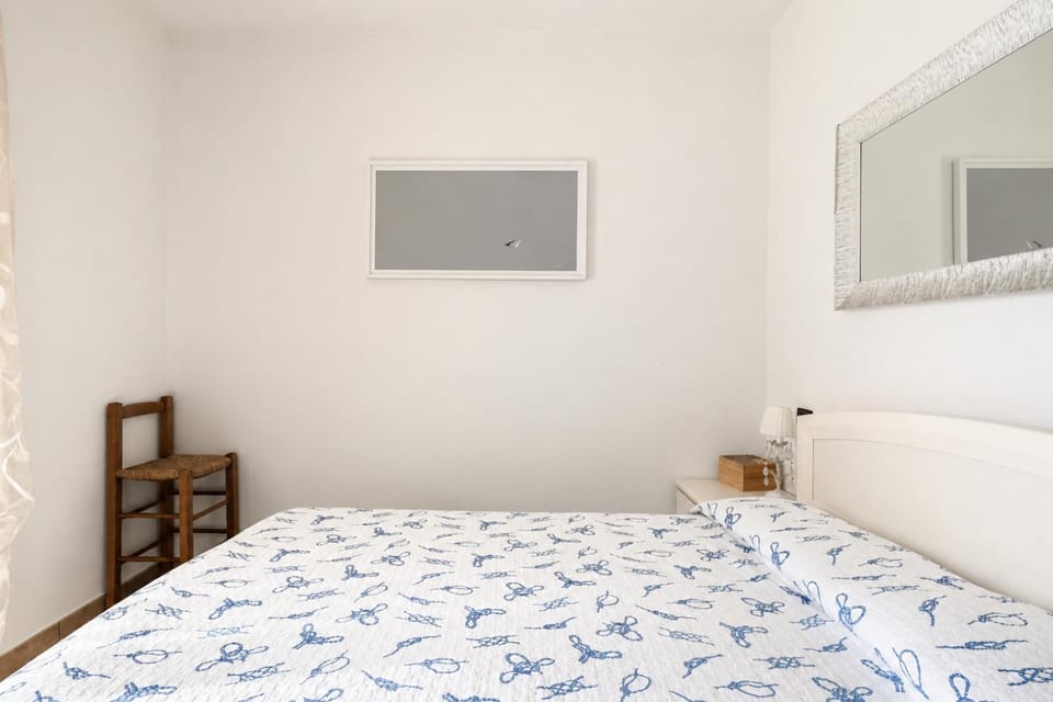 Property building, Bed, Bedroom
