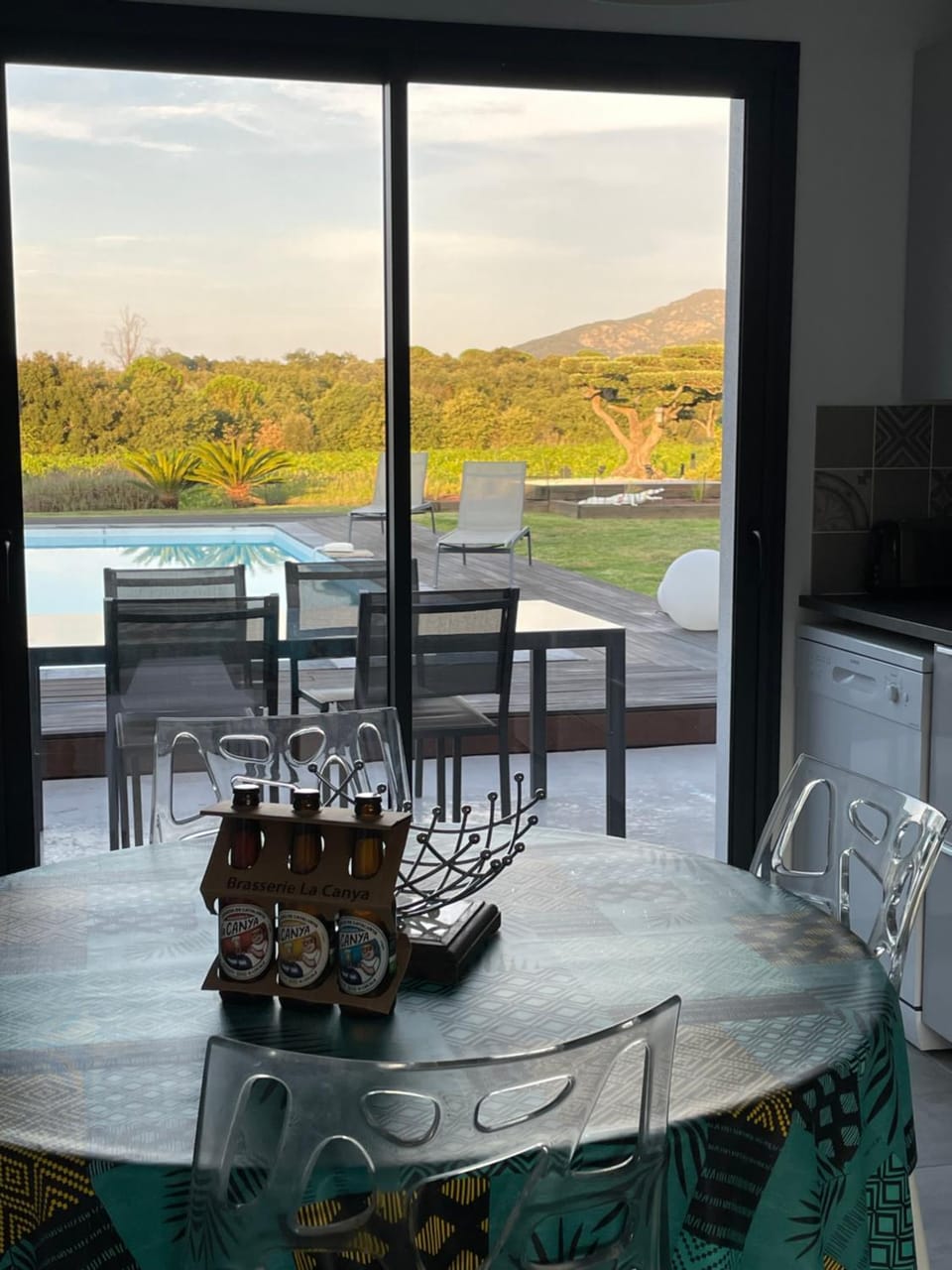 View (from property/room), Balcony/Terrace, Dining area, Mountain view