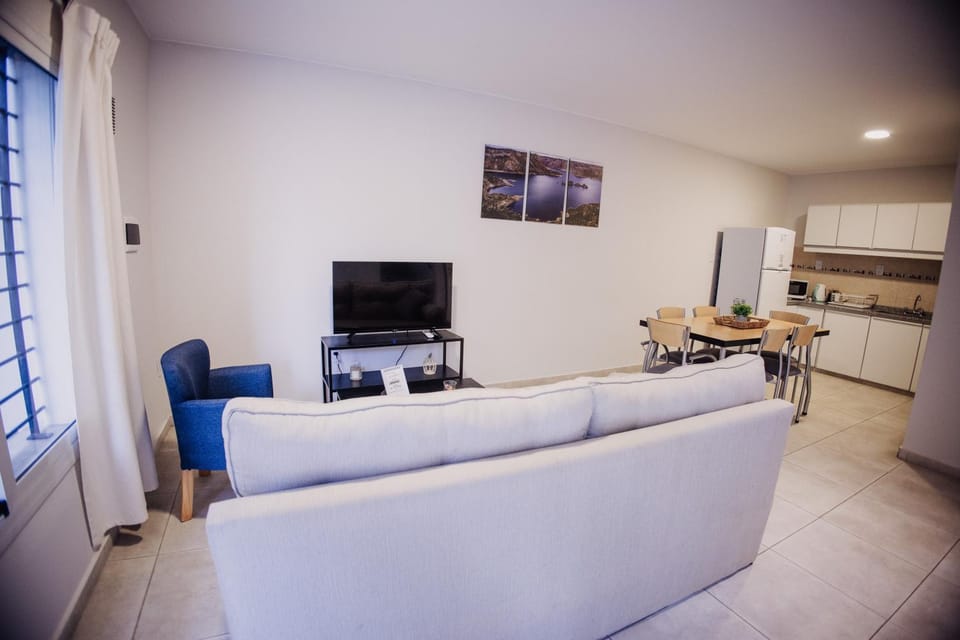 Communal lounge/ TV room, TV and multimedia, Living room, Seating area, Dining area