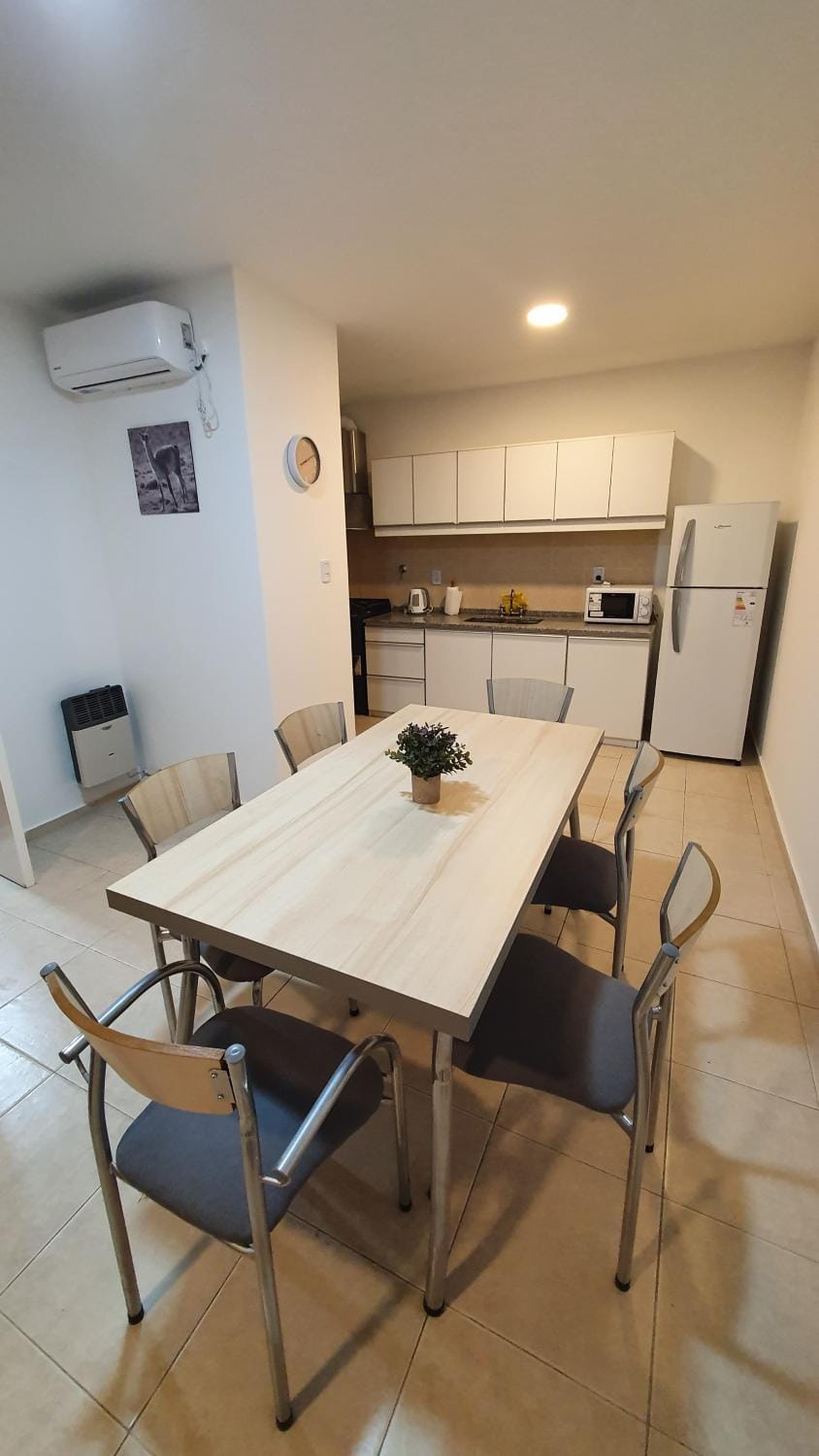 Kitchen or kitchenette, Dining area, minibar, air conditioner