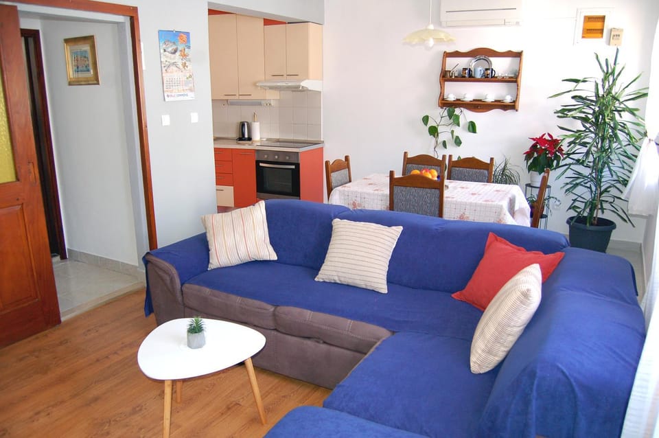 Living room, Dining area, air conditioner