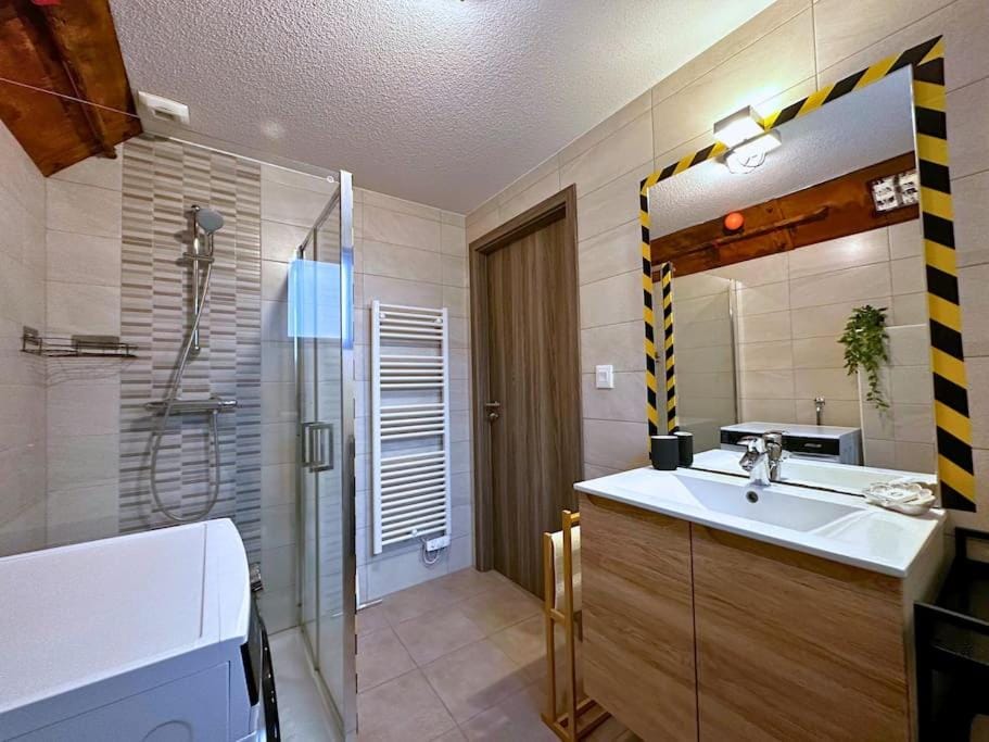 Shower, Bathroom, towels
