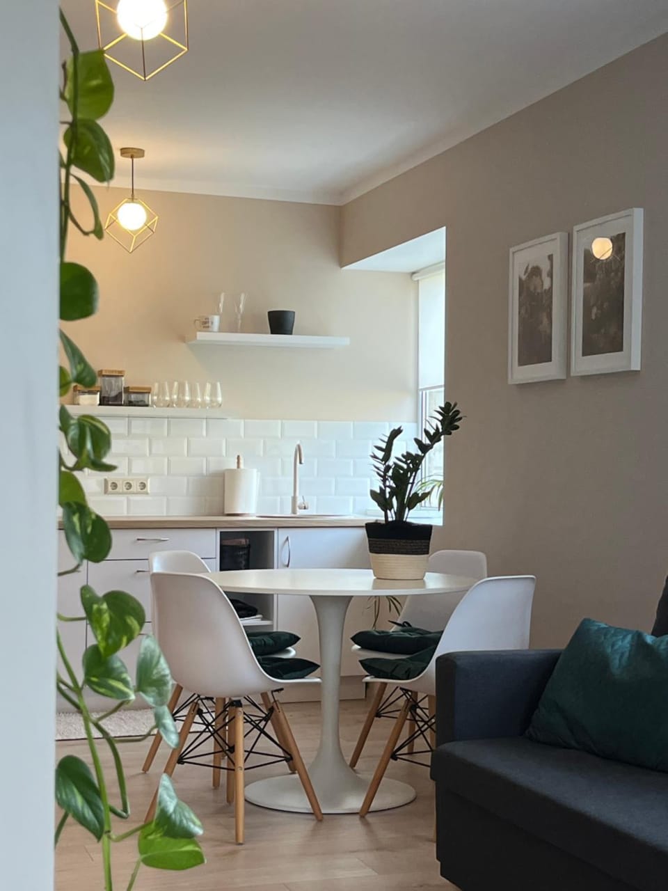 Kitchen or kitchenette, Living room, Seating area, Dining area