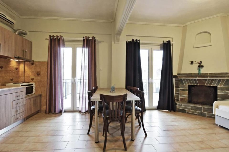 Kitchen or kitchenette, Living room, Seating area, Dining area, flat iron