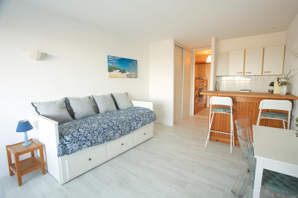 Bed, Living room, kitchen