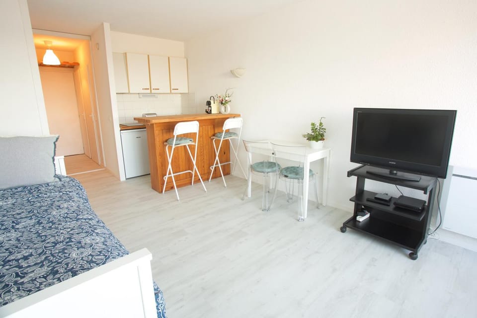 Bed, locker, kitchen