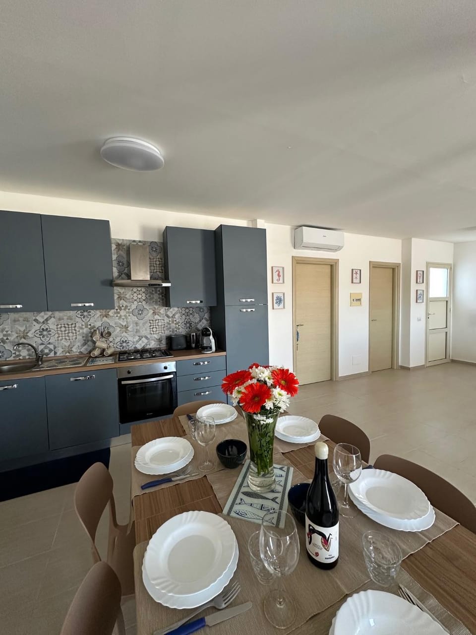 Kitchen or kitchenette, Dining area, oven, stove