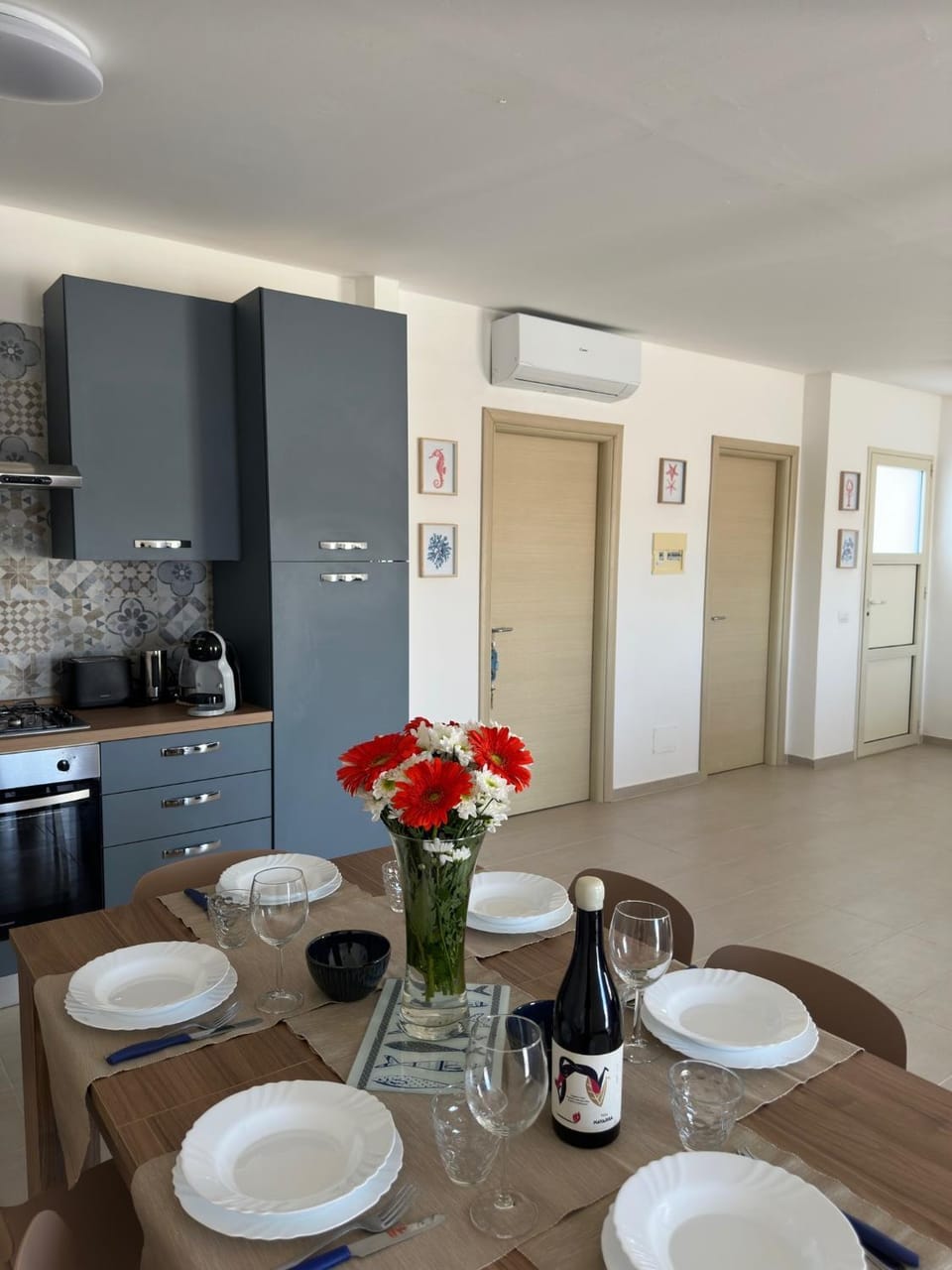 Kitchen or kitchenette, Dining area, oven, stove