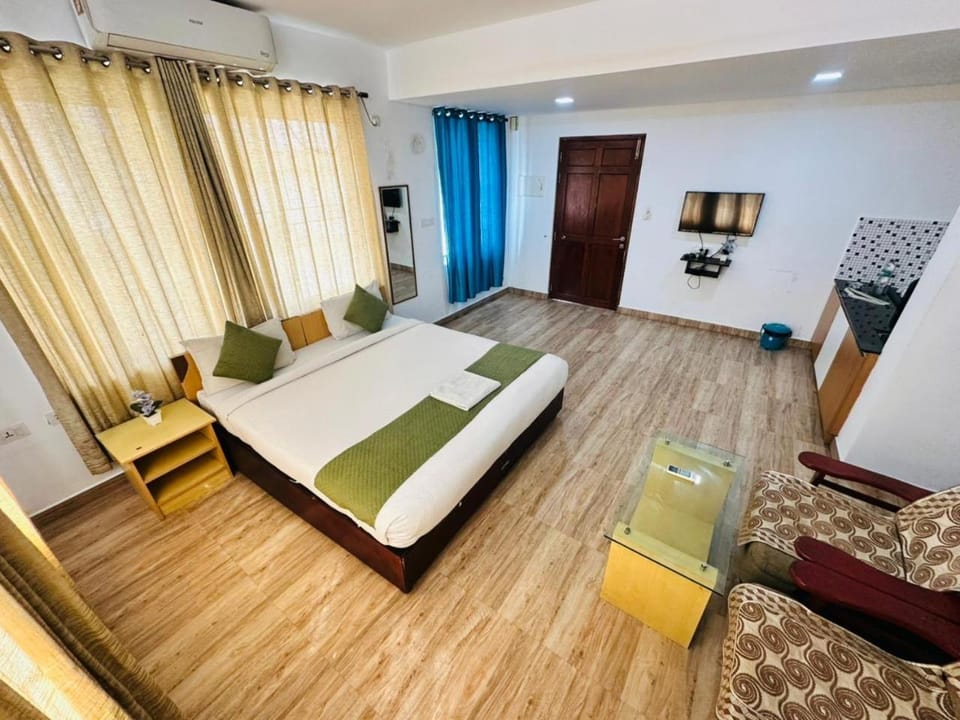 Photo of the whole room, Bedroom