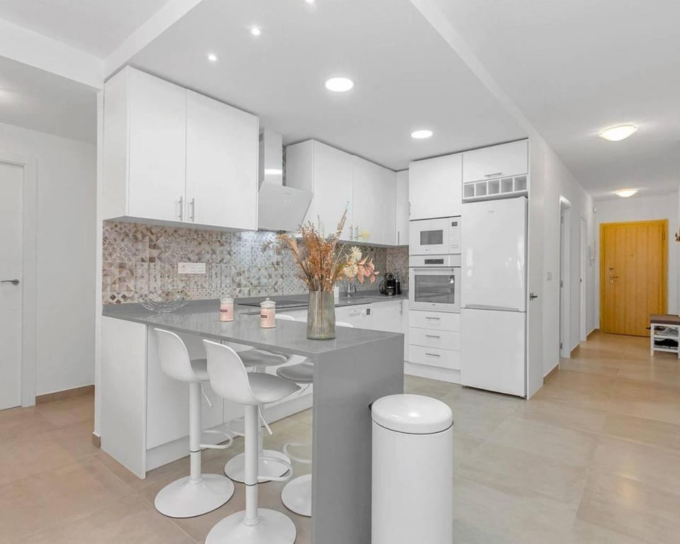 Kitchen or kitchenette, Dining area, dishwasher, minibar, pet friendly