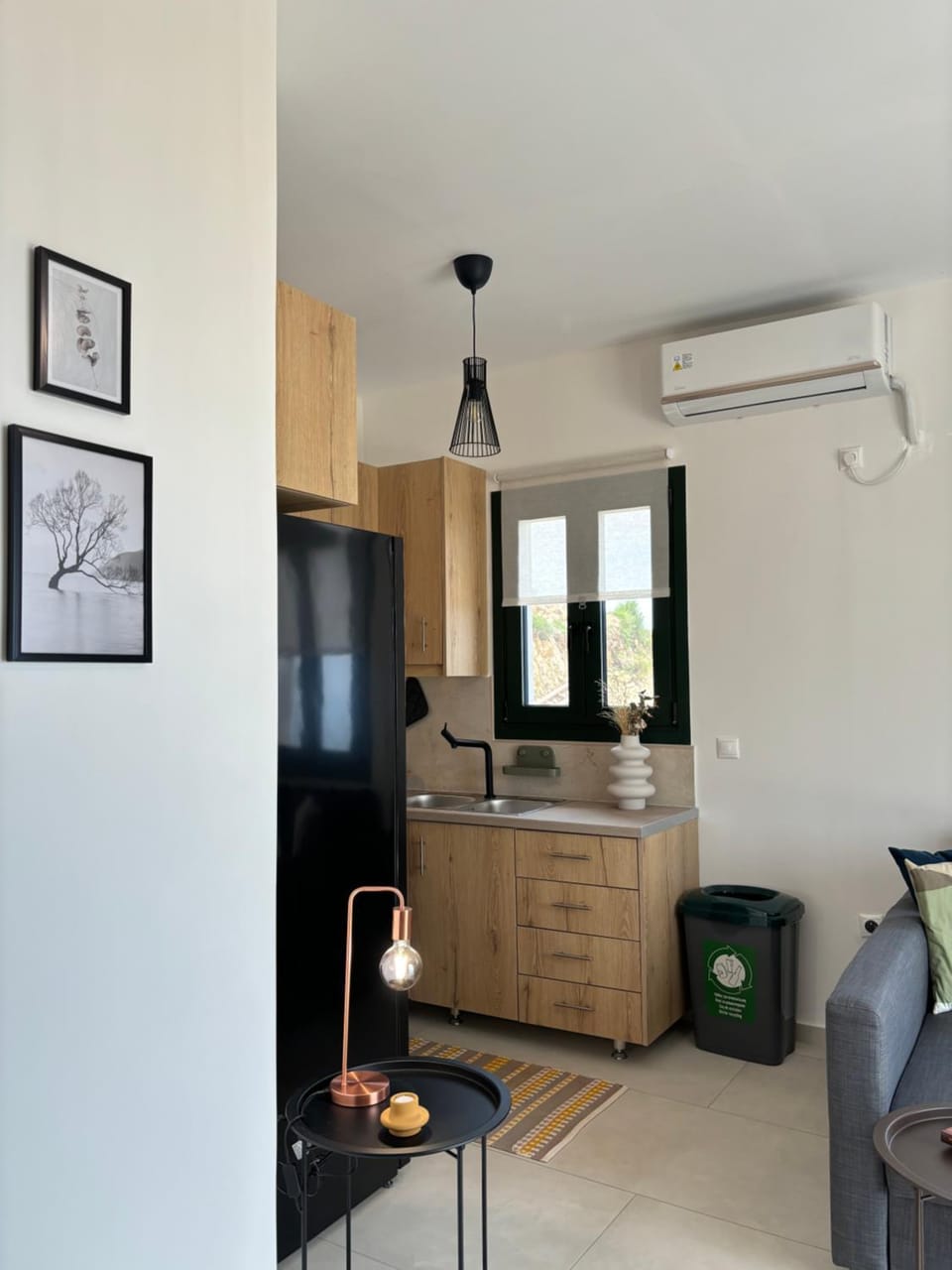Kitchen or kitchenette, air conditioner