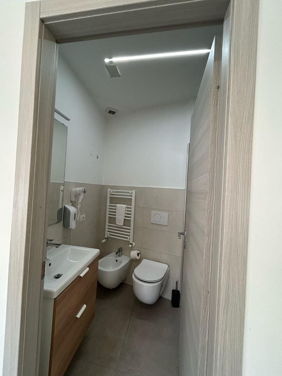 Shower, Toilet, Bathroom, bidet, towels