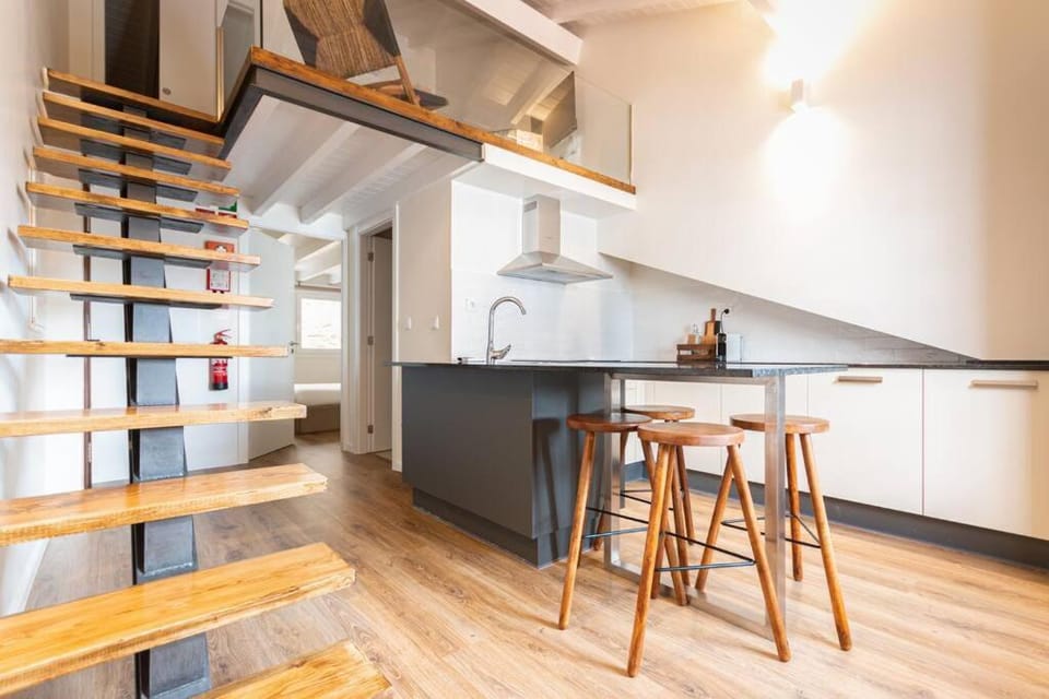 Kitchen or kitchenette, Dining area, minibar, stove