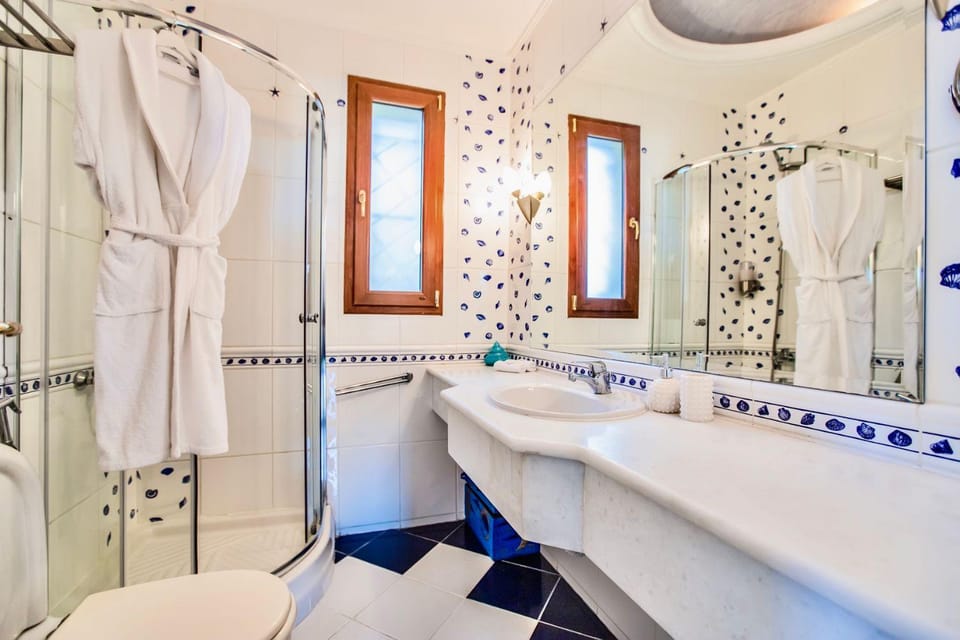 Shower, Toilet, Bathroom