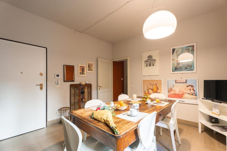 TV and multimedia, Kitchen or kitchenette, Living room, Seating area, Dining area