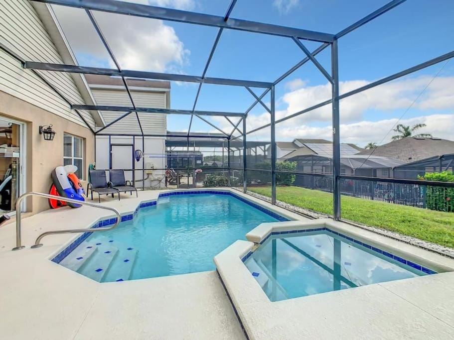 Patio, Hot Tub, Balcony/Terrace, Pool view, Swimming pool, Swimming pool, sunbed