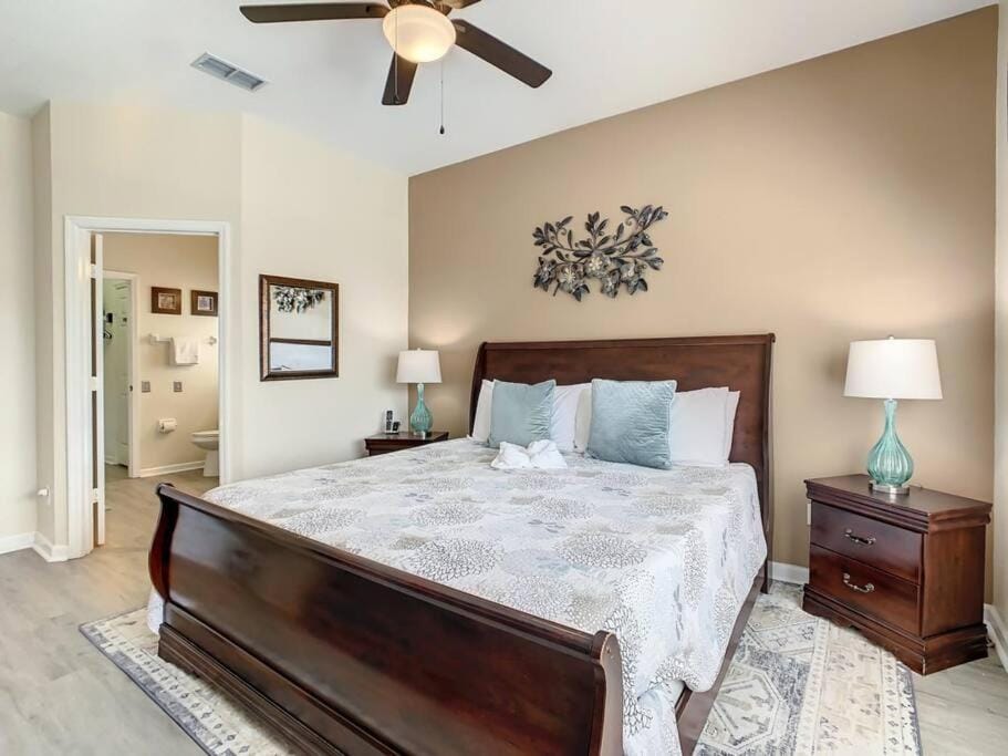 Bed, Photo of the whole room, Bedroom, fireplace