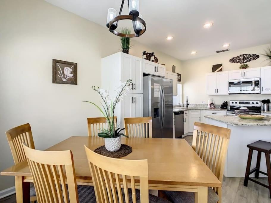 Kitchen or kitchenette, Dining area, dishwasher, pet friendly, stove, toaster