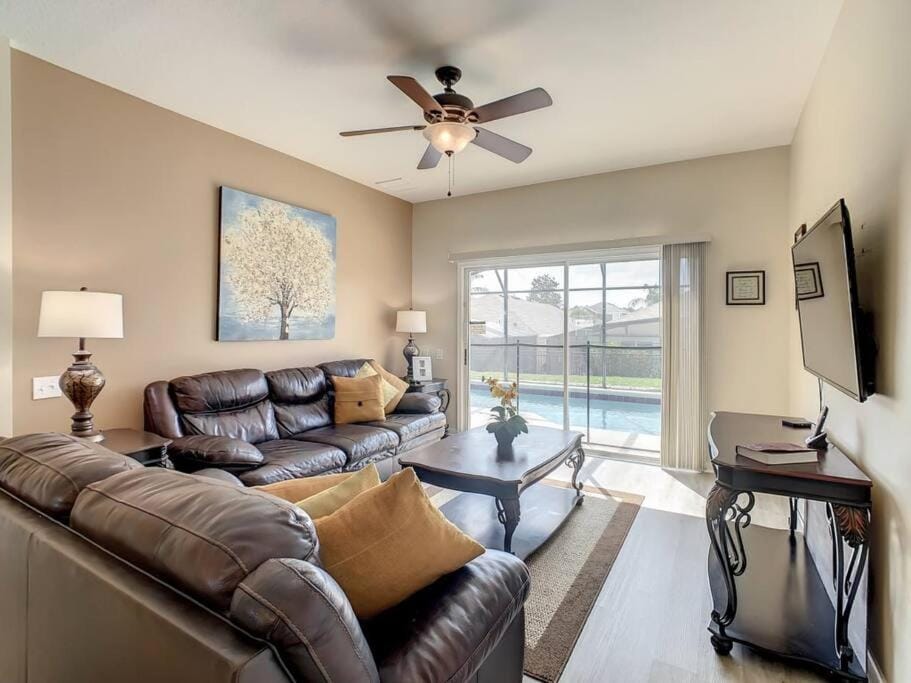 TV and multimedia, Living room, Seating area, fireplace