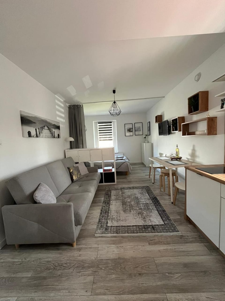 Kitchen or kitchenette, Seating area, Dining area, stove