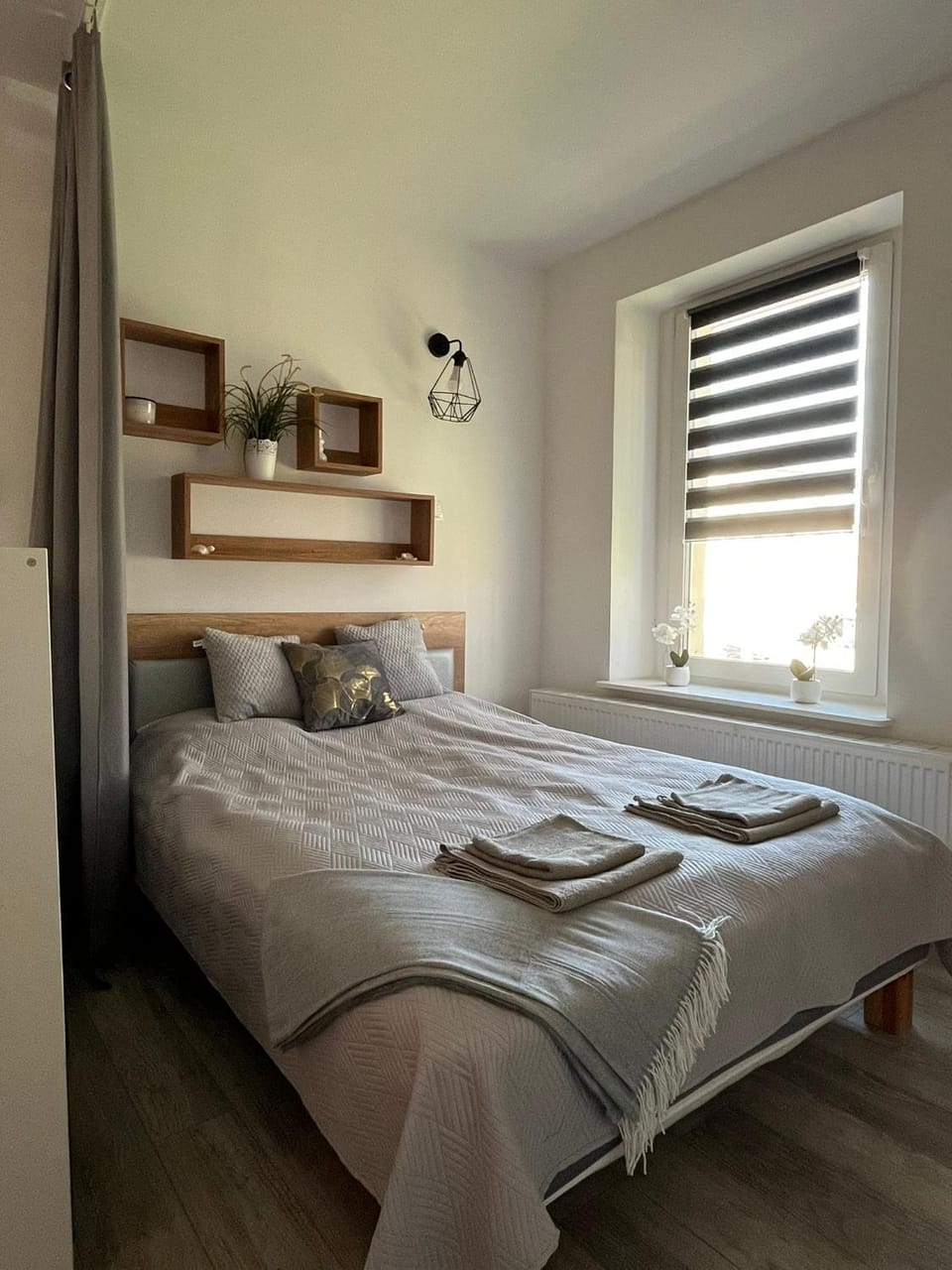 Bed, towels