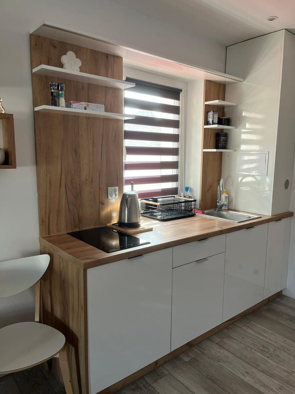 Coffee/tea facilities, Kitchen or kitchenette, stove