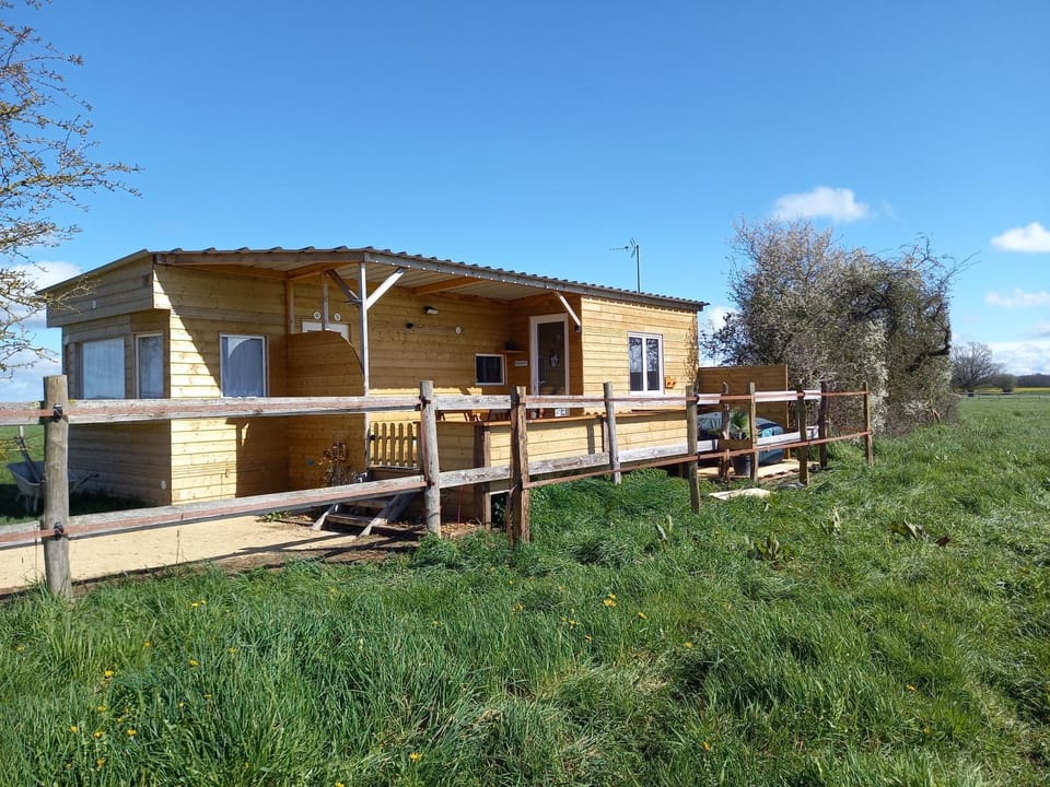 Chalet en ferme équestre au plus proche des chevaux Country House in Centre-Val de Loire